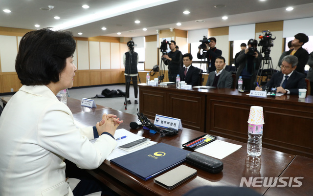 [과천=뉴시스] 이영환 기자 = 추미애 법무부 장관이 3일 오후 경기 과천시 법무부에서 열린 법무·검찰개혁위원회 제20차 회의에 참석해 김남준 법무·검찰개혁위원장 및 위원들과 대화를 나누고 있다. 2020.02.03.   20hwan@newsis.com