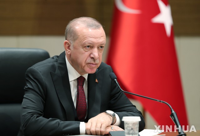 [이스탄불=신화/뉴시스]레제프 타이이프 에르도안 터키 대통령이 3일(현지시간) 이스탄불에서 기자회견을 하고 있다. 에르도안 대통령은 시리아 북부 이들리브 지역에서 시리아군이 터키군을 공격해 6명이 숨진 것에 대한 보복 공격을 감행했다고 밝혔다. 이날 터키군의 공격으로 시리아군 13명이 숨진 것으로 알려졌다. 2020.02.04.