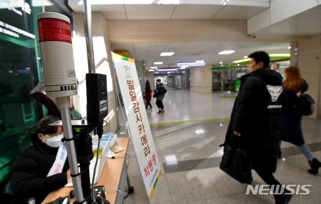 [광주=뉴시스] 신대희 기자 = 신종 코로나 바이러스 감염증(우한 폐렴) 16번째 확진 환자인 40대 여성이 4일 광주 동구 전남대병원 국가지정 격리병실에 입원해 있는 것으로 알려졌다. 이날 오후 전남대병원에 발열감시 카메라가 운용되고 있다. 2020.02.04.  sdhdream@newsis.com