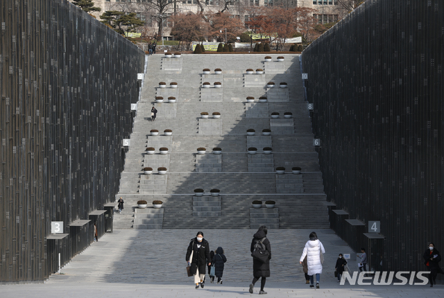 [서울=뉴시스] 조수정 기자 = 4일 신종 코로나 바이러스 감염증(우한 폐렴) 우려로 서울 서대문구 이화여자대학교가 관광객의 출입이 제한된 이화여대 캠퍼스내 명소가 한산한 모습을 보이고 있다. 2020.02.04.  chocrystal@newsis.com