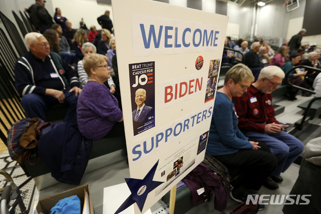 [더뷰크=AP/뉴시스]미국 민주당 조 바이든 전 부통령 지지자들이 3일(현지시간) 아이오와주 두뷰크에 있는 헴프스테드고교에서 열린 민주당 코커스(당원대회)에서 집결하고 있다. 2020.2.4.