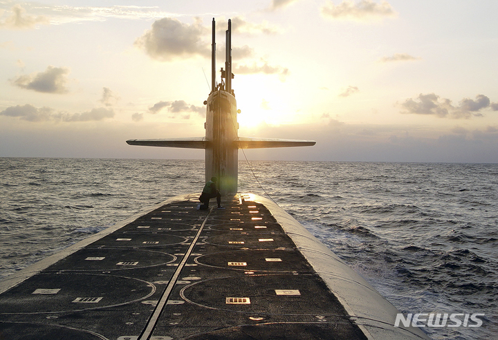 [AP/뉴시스]미 해군이 2008년 1월 9일 공개한 사진. 오하이오급 탄도 미사일 잠수함 USS 와이오밍호가 조지아주 킹스 베이 해군 잠수함 기지에 접근하고 있다. 2022.01.17