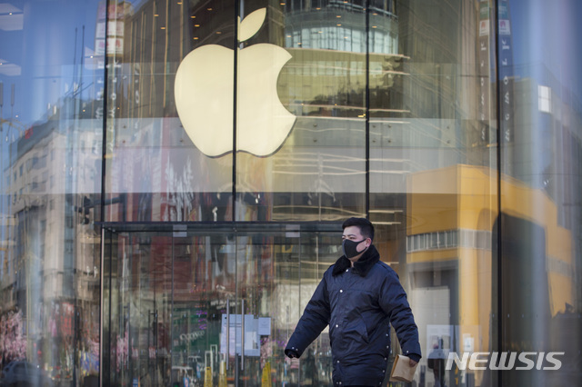 [베이징=AP/뉴시스]4일(현지시간) 중국 베이징의 애플 매장이 문을 닫은 가운데 마스크를 쓴 한 남성이 그 앞을 지나고 있다. 2020.02.04.