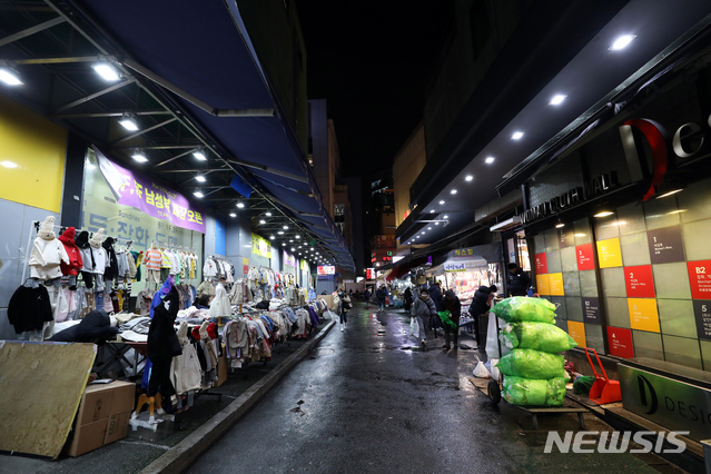 [서울=뉴시스]이윤청 기자 = 신종 코로나바이러스 감염증(우한 폐렴) 여파로 4일 오후 서울 중구 동대문도매시장 일대가 한산한 모습을 보이고 있다. 2020.02.04. radiohead@newsis.com