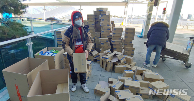 [인천공항=뉴시스]홍찬선 기자 = 신종 코로나바이러스 감염증(우한 폐렴) 여파로 마스크 품귀 현상이 이어지고 있는 5일 오후 인천국제공항 1터미널에서 홍콩인들이 마스크 제품(180박스)을 가져가기 위해 택배회사 상자로 옮겨 담고 있다. 2020.02.05. mania@newsis.com 