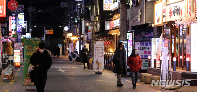 [서울=뉴시스] 전진환 기자 = 교육부가 신종 코로나 바이러스 감염증(우한 폐렴) 확산을 막고자 전국 모든 대학에 4주 이내 개강 연기를 권고한 5일 오후 관광객과 시민들로 붐벼야 할 서울 서대문구 연세대 앞 먹자골목이 한산한 모습을 보이고 있다. 이 지역 한 호프집 관계자는 개강을 앞두고 학생들의 예약으로 차 있어야 하는데 개강 연기로 예약이 취소 되는 등 이전에 비해 절반 넘게 손님이 줄었다고 얘기 했다. 2020.02.05.  amin2@newsis.com