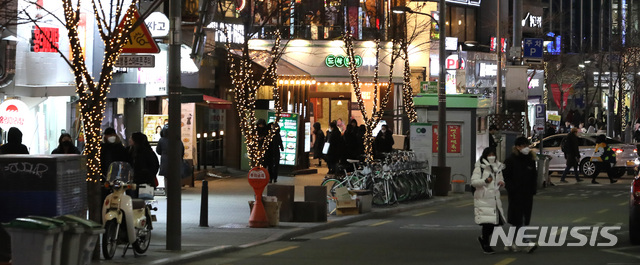 [서울=뉴시스] 전진환 기자 = 교육부가 신종 코로나 바이러스 감염증(우한 폐렴) 확산을 막고자 전국 모든 대학에 4주 이내 개강 연기를 권고한 5일 오후 관광객과 시민들로 붐벼야 할 서울 서대문구 신촌의 거리가 한산한 모습을 보이고 있다. 이 지역 한 호프집 관계자는 개강을 앞두고 학생들의 예약으로 차 있어야 하는데 개강 연기로 예약이 취소 되는 등 이전에 비해 절반 넘게 손님이 줄었다고 얘기 했다. 2020.02.05. amin2@newsis.com