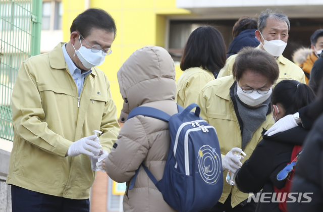 [서울=뉴시스] 최진석 기자 = 박원순 서울시장과 조희연 서울시교육감이 6일 오전 관악구 서울남부초등학교를 찾아 신종 코로나바이러스 감염증(우한 폐렴) 예방 관련 학생들의 등교지도를 하고 있다. 2020.02.06. myjs@newsis.com