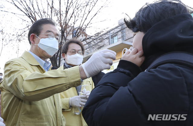 [서울=뉴시스] 최진석 기자 = 박원순 서울시장과 조희연 서울시교육감이 6일 오전 관악구 서울남부초등학교를 찾아 신종 코로나바이러스 감염증(우한 폐렴) 예방 관련 학생들의 등교지도를 하고 있다. 2020.02.06. myjs@newsis.com