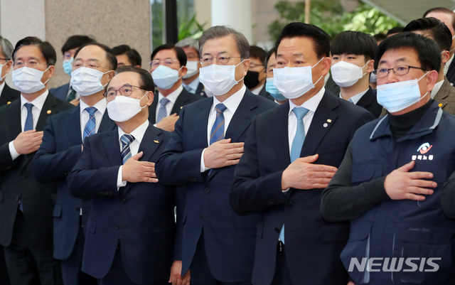 [부산=뉴시스]배훈식 기자 = 문재인 대통령이 6일 오전 부산시청에서 열린 '부산형 일자리 상생협약식'에 신종 코로나바이러스 감염증(우한 폐렴) 확산 방지를 위한 마스크를 쓰고 참석, 국민의례를 하고 있다. 2020.02.06.  dahora83@newsis.com 