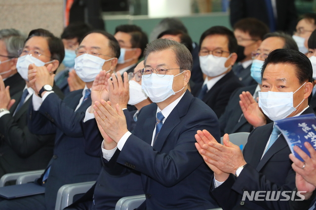 [부산=뉴시스]배훈식 기자 = 문재인 대통령이 6일 오전 부산시청에서 열린 '부산형 일자리 상생협약식'에 참석해 박수를 치고 있다. 2020.02.06. dahora83@newsis.com