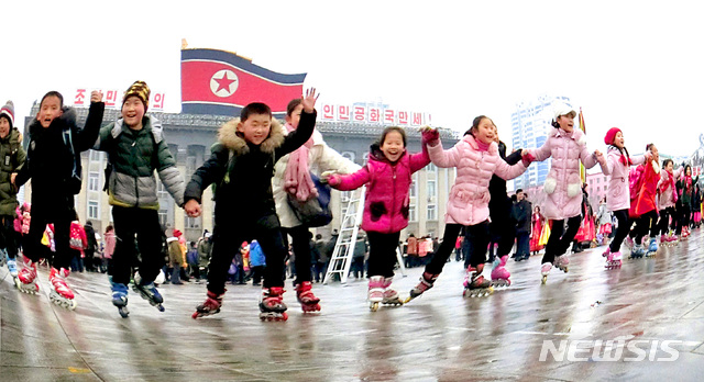 [서울=뉴시스] 지난해 2월 정월대보름에 어린이들이 평양 김일성광장에 모여 인라인 스케이트를 타며 즐거워 하고 있다. 예전 북한 어린이들은 연날리기, 팽이치기를 즐겼지만 몇 년 사이에 인라인 스케이트를 타는 것이 새로운 풍속도로 등장했다. (사진=평화경제연구소 제공) 2020.02.07. photo@newsis.com
