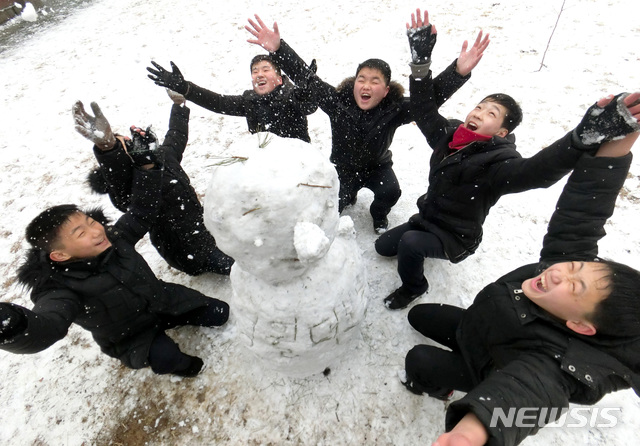[서울=뉴시스] 지난해 2월 정월대보름에 평양 어린이들의 ‘정월대보름 눈사람'을 만들며 줄거워 하고 있다. (사진=평화경제연구소 제공) 2020.02.07. photo@newsis.com