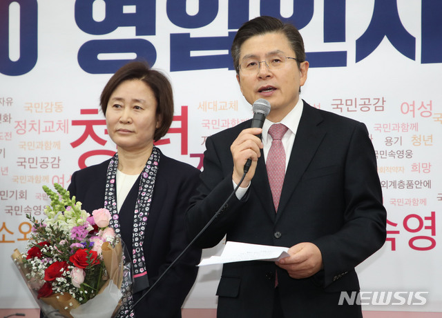 [서울=뉴시스] 김진아 기자 = 자유한국당 황교안 대표가 7일 서울 여의도 국회에서 열린 2020 영입인사 환영식에서 10번째 영입인재인 윤봉길 의사의 장손녀 윤주경 전 독립기념관장에게 꽃다발을 전달 후 인사말을 하고 있다. 2020.02.07.  bluesoda@newsis.com