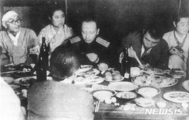 [서울=뉴시스] 김일성과 조만식의 첫 만남. 소련군 제25군 정치담당관 메끄레르 중좌(가운데)의 주선으로 1945년 9월 30일경 조만식(왼쪽) 평남인민정치위원회 위원장과 김일성(오른쪽 양복) 당시 평양주둔 소련군 경무사령부 부사령관이 함께 식사를 하고 있다. 이 사진은 배석했던 소련군 장교가 찍은 것이다. (사진=미디어한국학 제공) 2020.02.09. photo@newsis.com