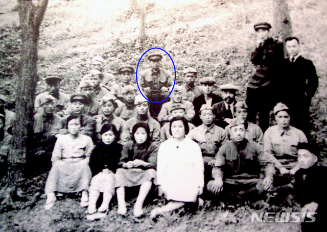 [서울=뉴시스] 1930년대 만주 지역에서 활동하다 1940년 10월 소련으로 넘어간 동북항일연군 대원들. 앞줄 왼쪽부터 김철호, 황순희, 김정숙, 이영숙 등의 여성 대원이 보이고, 김일성(파란원)은 맨 뒤 중앙에 앉아 있다. 황순희는 조선혁명박물관장으로 활동하다 최근 사망했다. 중국에서는 이 사진을 1941년 소련(현 러시아) 블라디보스토크 인근 보로실로프에 있던 동북항일연군의 남야영에서 촬영된 것으로 추정한다. (사진=미디어한국학 제공) 2020.02.09. photo@newsis.com