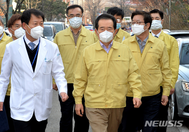 [수원=뉴시스] 김종택 기자 = 정세균 국무총리가 지난 8일 오전 경기도 수원시 장안구에 위치한 경기도의료원 수원병원 선별진료소를 방문해 음압격리 병동으로 이동하고 있다. 2020.02.08.(사진=경기사진공동취재단) semail3778@naver.com