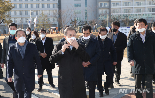 [진천=뉴시스]배훈식 기자 = 문재인 대통령이 9일 오전 신종 코로나 바이러스 감염증(우한폐렴)을 피해 귀국한 중국 우한 교민들이 격리된 충북 진천군 공무원인재개발원을 방문해 현황 보고를 받은 후 주민간담회장으로 향하고 있다. 2020.02.09.  dahora83@newsis.com 