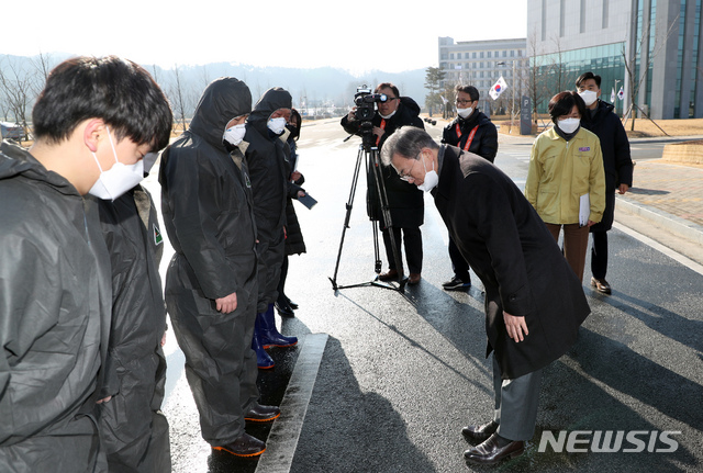 [진천=뉴시스]배훈식 기자 = 문재인 대통령이 9일 오전 신종 코로나 바이러스 감염증(우한폐렴)을 피해 귀국한 중국 우한 교민들이 격리된 충북 진천군 공무원인재개발원을 방문해 근무자들을 격려하고 있다. 2020.02.09.  dahora83@newsis.com