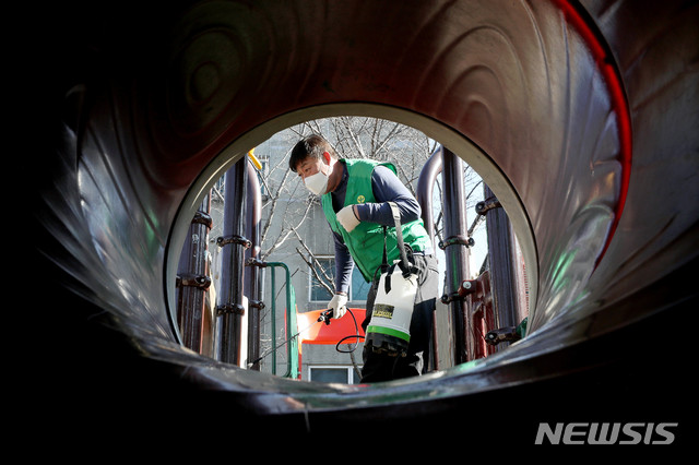 [서울=뉴시스]김병문 기자 = 강서구 새마을지도자협의회 회원들이 9일 오전 서울 강서구의 어린이집 인근 놀이터에서 신종 코로나바이러스 감염증(우한 폐렴)을 예방하기 위한 방역을 하고 있다. 2020.02.09.  dadazon@newsis.com 