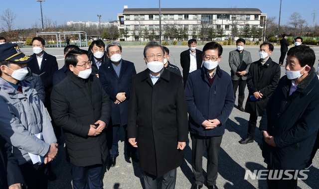 [아산=뉴시스]배훈식 기자 = 문재인 대통령이 9일 오전 신종 코로나 바이러스 감염증(우한폐렴)을 피해 귀국한 중국 우한 교민들의 임시생활시설인 충남 아산시 경찰인재개발원을 방문하고 있다. 2020.02.09.  dahora83@newsis.com