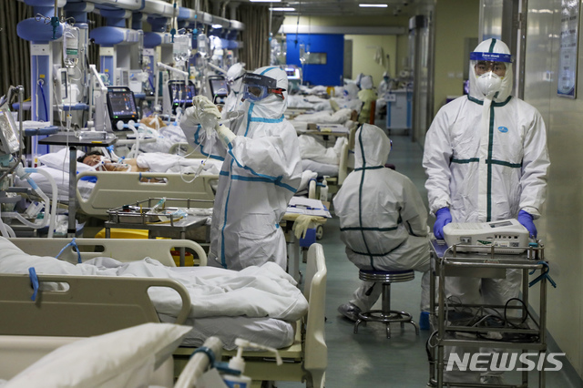 [우한=AP/뉴시스] 중국 후베이성 우한의 한 병원에서 6일 보호복을 입은 의료진이 코로나19 환자들을 돌보고 있다. 2020.02.13