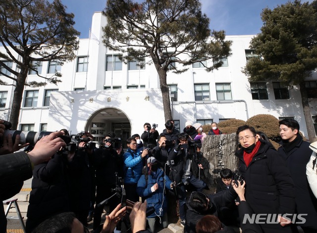 [서울=뉴시스] 고범준 기자 = 황교안 자유한국당 대표가 9일 오후 서울 종로구 정독도서관을 방문, 취재진 질문에 답변하고 있다. 2020.02.09. bjko@newsis.com