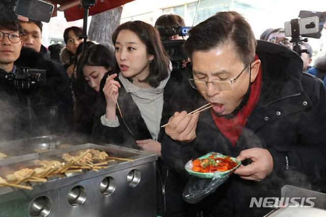 [서울=뉴시스]김명원 기자 = 21대 총선에서 종로 지역구 출마선언을 한 황교안 자유한국당 대표가 9일 오후 서울 종로구의 한 분식집을 찾아 떡볶이를 먹고 있다. (사진=자유한국당 제공)  photo@newsis.com