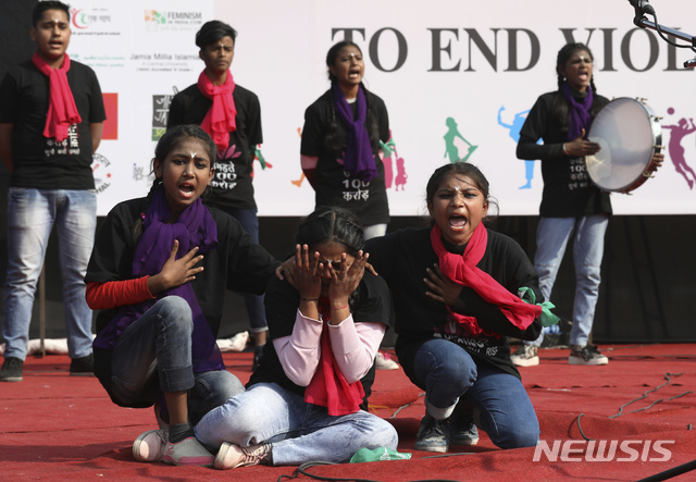 [뉴델리(인도)=AP/뉴시스]인도 수도 뉴델리에서 지난 9일 여자 어린이들이 여성과 소녀들에 대한 폭력에 반대하는 퍼포먼스를 펼치고 있다. 이는 여성과 소녀들에 대한 폭력을 종식시키기 위한 전 세계 '10억 봉기 캠페인'의 일환으로 열렸다. 2020.2.11