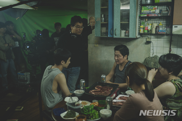 -서울=뉴시스] 경기도 고양 아쿠아 특수촬영 스튜디오에 마련된 영화 '기생충' 세트장에서 전원 백수인 기택(송강호)네 반지하 집 촬영을 두고 봉준호 감독과 배우들이 장면 연출에 대한 의견을 나누고 있다.(사진=고양시 제공)2020.02.10