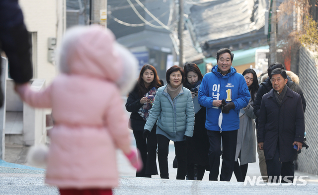 [서울=뉴시스] 조수정 기자 = 서울 종로 출마를 선언한 이낙연 전 국무총리가 10일 오전 서울 종로구 창신동 다문화가족지원센터로 향하는 언덕길을 오르고 있다. 2020.02.10. chocrystal@newsis.com