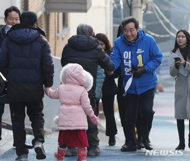 [서울=뉴시스] 조수정 기자 = 서울 종로 출마를 선언한 이낙연 전 국무총리가 10일 오전 서울 종로구 창신동에서 지역 주민들과 악수하고 있다. 2020.02.10. chocrystal@newsis.com