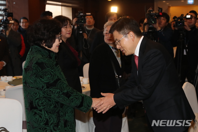 [서울=뉴시스] 고승민 기자 = 황교안 자유한국당 대표가 10일 서울 종로구 중국음식점에서 열린 종로 당원 간담회에서 당원들과 인사를 하고 있다. 2020.02.10. kkssmm99@newsis.com