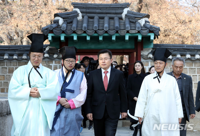 [서울=뉴시스] 고승민 기자 = 황교안 자유한국당 대표가 10일 서울 성균관을 찾아 경내를 둘러보고 있다. 2020.02.10.kkssmm99@newsis.com