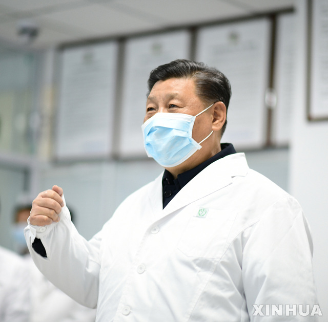 [베이징=신화/뉴시스]시진핑 중국 국가주석이 10일 마스크를 쓰고 베이징의 티탄 병원을 방문해 비디어 링크를 통해 신종코로나 감염증 환자 진료상황에 대해 의료진과 대화하고 있다. 2020.02.11