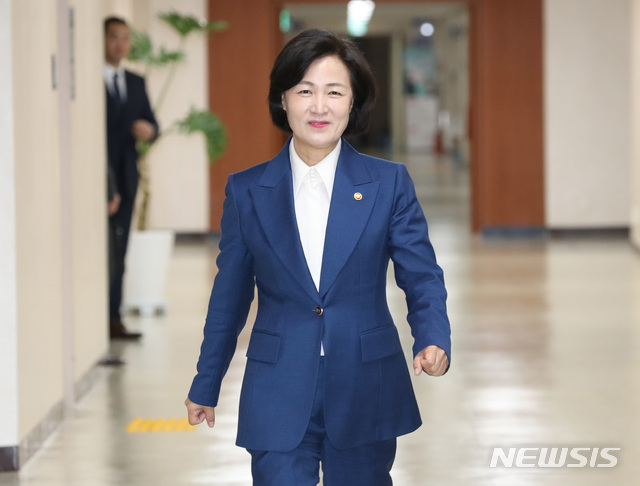 [서울=뉴시스] 전진환 기자 = 추미애 법무부장관이 세종-서울 영상 국무회의가 열린 11일 오전 서울 종로구 정부서울청사 국무회의실로 들어오고 있다. 2020.02.11.  amin2@newsis.com