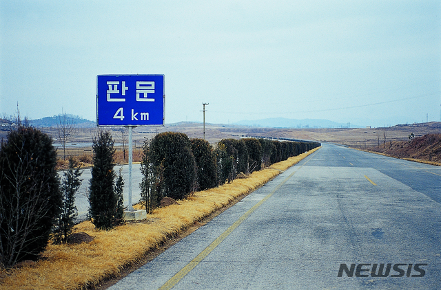 [서울=뉴시스] 평양에서 개성을 거쳐 판문까지 이어지는 고속도로. 판문까지 4km라는 표지판이 보인다. (사진=평화경제연구소 제공) 2020.02.15. photo@newsis.com