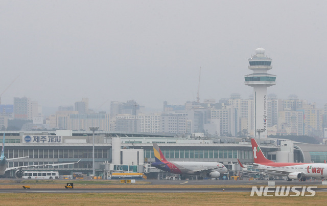 [제주=뉴시스]우장호 기자 = 제주 지역에 올해 첫 미세먼지 비상저감조치가 내려진 11일 제주시 용담2동 올레길 17코스에서 바라본 제주 도심이 희뿌연한 먼지로 뒤덮여 있다. 2020.02.11.  woo1223@newsis.com