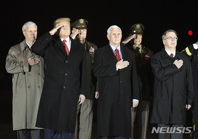 [도버=AP/뉴시스]지난해 2월10일(현지시간) 사진에서 데이비드 노퀴스트 국방부 부장관(맨 오른쪽)이 도널드 트럼프 대통령(왼쪽 두 번째), 마이크 펜스 부통령(왼쪽 세 번째)과 함께 아프가니스탄에서 전사한 미군 유해 송환 행사에 참석한 모습. 2021.1.15.