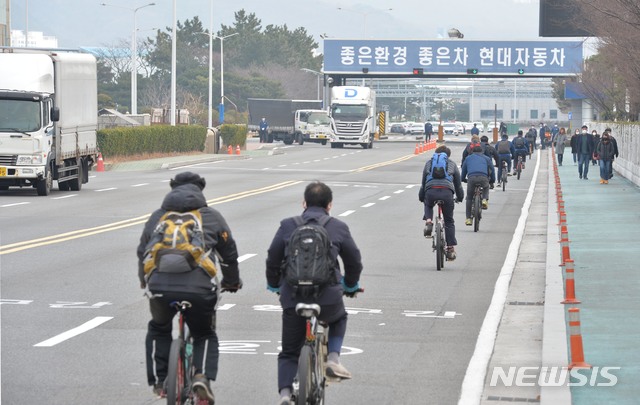 [울산=뉴시스] 배병수 기자 = 11일 신종 코로나바이러스 감염증 사태로 중국산 부품 공급이 중단되면서 휴업에 들어간 현대자동차 울산2공장이 닷새만에 작업이 개재되면서 명촌정문으로 직원들이 출근을 하고 있다. 2020.02.11.  bbs@newsis.com 