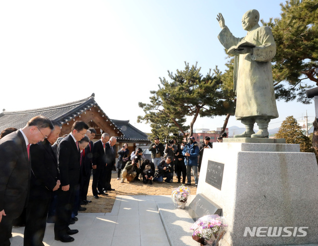 [서울=뉴시스] 전진환 기자 = 4.15 총선 종로 출마를 선언한 황교안 자유한국당 대표가 11일 오후 서울 종로구 이승만 전 대통령의 사저 '이화장'을 찾아 이 전 대통령의 동상에 묵념하고 있다. 2020.02.11.  amin2@newsis.com 