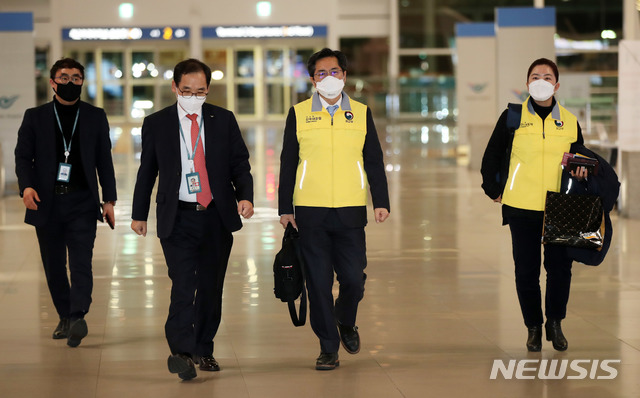 [인천공항=뉴시스] 고범준 기자 = 이상진 외교부 재외동포영사실장이 중국 우한에 체류 중인 교민과 중국인 가족들을 귀국시키기 위해 11일 오후 인천국제공항 제2터미널을 통해 출국하고 있다. 2020.02.11. bjko@newsis.com