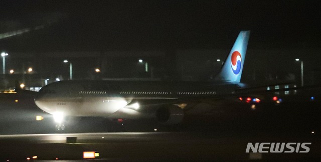 [인천공항=뉴시스] 고범준 기자 = 중국 우한에 체류 중인 교민과 중국인 가족들을 이송하기 위한 3차 전세기가 11일 오후 인천국제공항 제2터미널에서 출발하고 있다. 2020.02.11. bjko@newsis.com