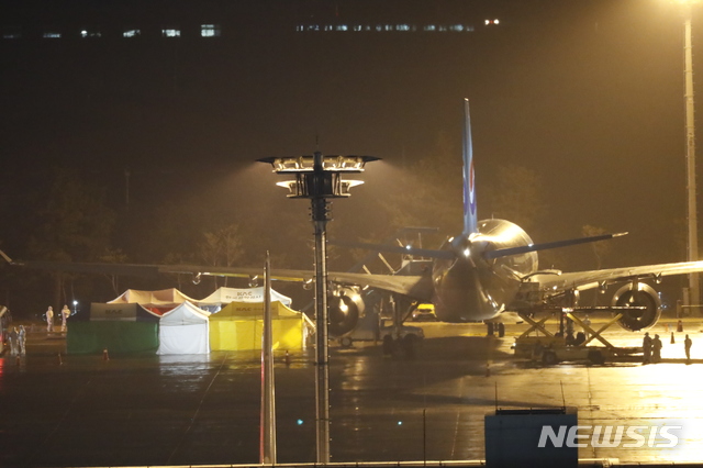 [서울=뉴시스] 최동준 기자 = 신종 코로나바이러스 감염증(우한 폐렴)이 발생한 중국 후베이성 우한 교민과 중국인 가족들이 탑승한 대한항공 전세기가 12일 오전 서울 강서구 김포국제공항에 도착하고 있다. 2020.02.12. photocdj@newsis.com