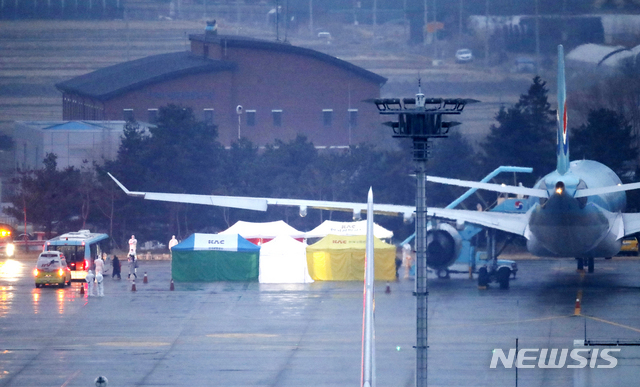 [서울=뉴시스] 최동준 기자 = 신종 코로나바이러스 감염증(우한 폐렴)이 발생한 중국 후베이성 우한 교민과 중국인 가족들이 12일 오전 서울 강서구 김포국제공항에 도착, 추가 검역을 받고 버스로 이동하고 있다. 2020.02.12.  photocdj@newsis.com