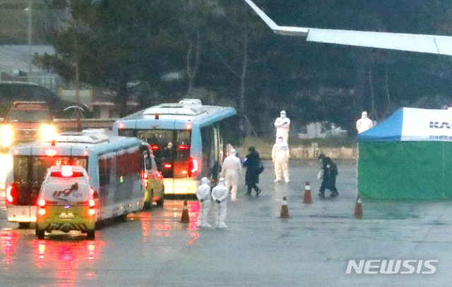 [서울=뉴시스] 최동준 기자 = 신종 코로나바이러스 감염증(우한 폐렴)이 발생한 중국 후베이성 우한 교민과 중국인 가족들이 12일 오전 서울 강서구 김포국제공항에 도착, 추가 검역을 받고 버스로 이동하고 있다. 2020.02.12.  photocdj@newsis.com