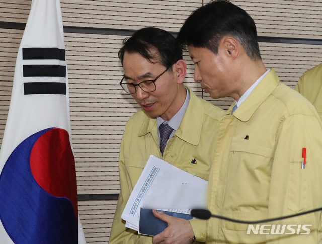 [세종=뉴시스]강종민 기자 = 김강립 중앙사고수습본부 부본부장(오른쪽)과 강형식 외교부 해외안전관리기획관이 12일 오전 정부세종청사에서 신종 코로나 바이러스 감염증(COVID-19) 대응 현황 브리핑을 마친 뒤 대화를 나누고 있다. 2020.02.12.  ppkjm@newsis.com