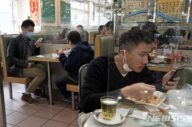 [홍콩=AP/뉴시스]12일(현지시간) 홍콩의 한 식당에서 식당 손님들이 신종 코로나바이러스 감염증(코로나19)의 전파를 막기 위해 투명 플라스틱 칸막이가 설치된 식탁에서 식사하고 있다. 2020.02.12.