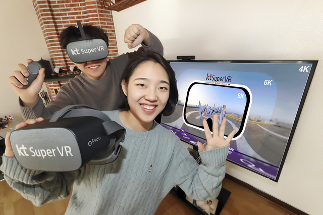 [서울=뉴시스]KT가 개인형 VR 서비스인 ‘슈퍼VR’을 통해 3월부터 8K VR 스트리밍 상용 서비스를 세계 최초로 제공한다. KT 모델들이 슈퍼VR로 8K VR 스트리밍 서비스를 체험하고 있다. (사진=KT 제공) 2020.02.13