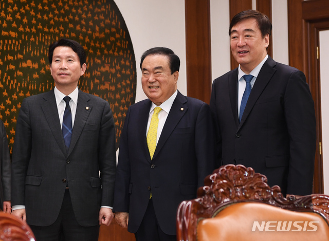 [서울=뉴시스] 고승민 기자 = 싱하이밍 주한 중국대사(오른쪽)가 13일 오전 서울 여의도 국회에서 문희상 국회의장(가운데)과 이인영 더불어민주당 원내대표를 예방해 기념사진 촬영을 하고 있다. 2020.02.13. photo@newsis.com